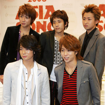 ▲ 일본 인기 그룹 '아라시'(좌측 상단부터&nbsp;순서대로-아이바 마사키, 니노미야 카즈나리, 오노 사토시, 마츠모토 준, 사쿠라이 쇼)&nbsp;ⓒ&nbsp;연합뉴스