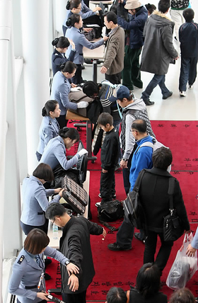 ▲ 알 카에다의 폭탄테러&nbsp;위협에 공항 보안검색이 강화됐다&nbsp;ⓒ 연합뉴스