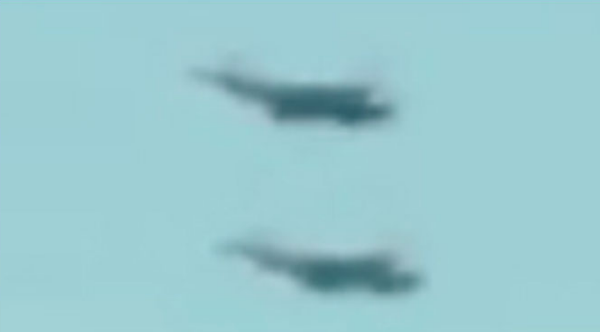 ▲ 더선이 공개한 UFO 동영상 캡처. 오른편에서 출현, UFO를 뒤쫓고 있는 영국 전투기 2대를 확대한 모습. ⓒ 뉴데일리