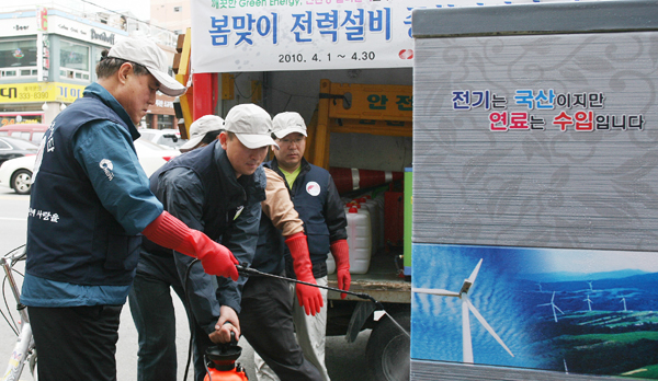 ▲ 한국전력공사 김쌍수 사장을 비롯한 임직원들이 봄철을 맞이하여 겨우내 눈과 먼지 등으로 지저분해진 도로변 전력설비를 청소하고 있다.&nbsp;ⓒ 뉴데일리