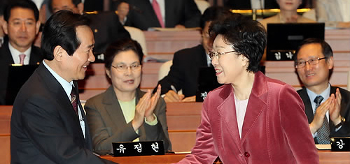 ▲ 뇌물 의혹 사건 1심에서 무죄판결을 받은 한명숙 전 국무총리(오른쪽)가 12일 오전 국회에서 열린 민주당 의원총회에 참석, 정세균 대표(왼쪽)와 인사를 나누고 있다ⓒ 연합뉴스