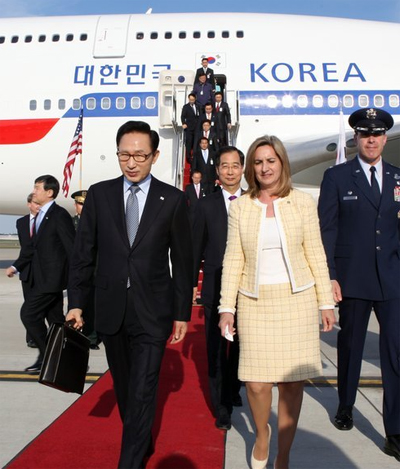 ▲ 이명박 대통령이 핵안보정상회의에 참석하기 위해 11일 오후(현지시간) 미국 워싱턴 앤드류스 공군기지에 도착해 환영인사들의 영접을 받고 있다. ⓒ&nbsp;연합뉴스