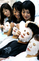 ▲ 좋은 첫인상을 심어주기 위해 면접 전 구직자들이 마사지를 받고 있다 ⓒ 연합뉴스