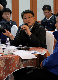 ▲ 낙동강정책탐사투어 중 열린 정책토론회에서 질문 중인 한나라당 조원진 의원. ⓒ뉴데일리