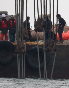 ▲ 천안함 침몰사고&nbsp;함미부분의 인양작업편의를 위해&nbsp;인양체 설치를 하고 있다.&nbsp;ⓒ 연합뉴스