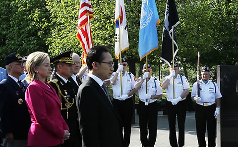 ▲ 핵안보정상회의에 참석차 미국 워싱턴을 방문중인 이명박 대통령이 힐러리 클린턴 미국 국무장관과 함께 12일 오전(현지시간) 한국전참전기념비를 참배하고 있다. ⓒ 연합뉴스