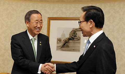 ▲ 핵안보정상회의 참석차 미국 워싱턴을 방문중인 이명박 대통령이 12일오후(현지시간) 숙소호텔에서 반기문 유엔 사무총장과 만나 악수를 하고 있다. ⓒ&nbsp;연합뉴스