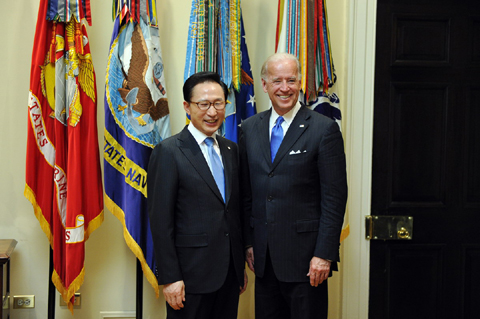 ▲ 핵안보정상회의 참석차 미국을 방문중인 이명박 대통령이 12일(현지시간) 백악관 웨스트윙 루스벨트룸에서 조 바이든 미국 부통령을 접견했다. ⓒ 뉴데일리 <=청와대 제공>