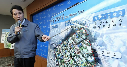 ▲ 오세훈 서울시장이 13일 오전 서울시청 브리핑룸에서 신개념 저층 주거지 '서울휴먼타운' 조성 계획에 대해 설명하고 있다. '서울휴먼타운'은 보안.방범및 편의시설이 잘 갖춰져 있는 아파트의 장점과 골목길과 커뮤니티가 살아있는 저층주택의 장점이 하나로 통합된 방안이다ⓒ연합뉴스