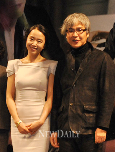 ▲ 영화 '하녀' 제작발표회에 참여한 배우 전도연(좌)과 임상수 감독(우) ⓒ 뉴데일리