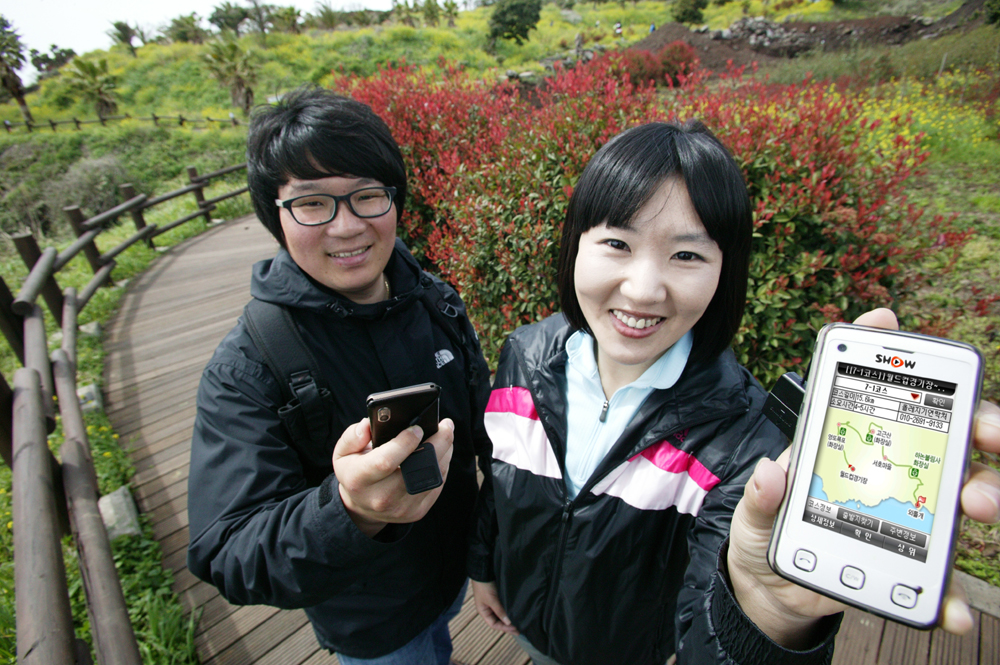 ▲ 제주 올레 가이드를 이용해 올레길을 관광하고 있는 사람들&nbsp;ⓒ 뉴데일리