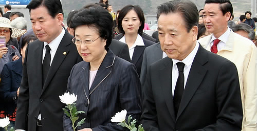 ▲ 뇌물수수 혐의로 기소됐다 1심에서 무죄를 선고받은 한명숙 전 국무총리(가운데)가 지난 10일 낮 김해시 진영읍 봉하마을을 찾아 노무현 전 대통령의 임시묘역에 헌화하고 있다 ⓒ연합뉴스