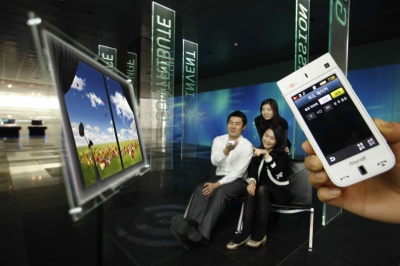 ▲ 사람들이 '아몰레드빔(SPH-W9600)'을 이용하여 영상을 감상하고&nbsp;있다. ⓒ 뉴데일리