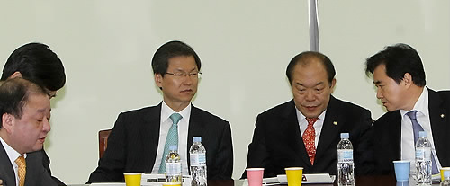 ▲ 6월 지방선거를 앞두고 갈 길 바쁜 민주당에서 연일 주류와 비주류간 다툼이 이어지고 있는 가운데 14일 오전 천정배 의원 등 비주류 의원 20여명으로 결성된 '민주당 쇄신모임'이 의원회관에서 모임을 열고 당 운영에 대해 의견을 나누고 있다 ⓒ 연합뉴스