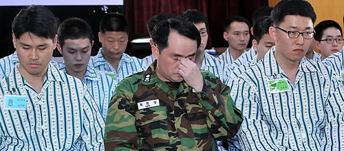 ▲ 천안함 최원일 함장(가운데)이 지난 7일 오전 경기도 성남시 국군수도병원에서 열린 언론 공개 진술에서 취재진의 질문에 답하던 중 눈물을 흘리고 있다 ⓒ연합뉴스