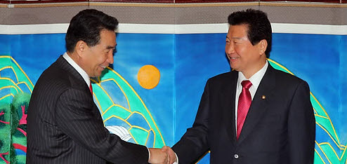 ▲ 한나라당 안상수 원내대표와 민주당 이강래 원내대표는 오는 20일 양당 원내대표회담을 갖고 천안함 침몰관련 특위 구성 문제 등을 논의키로 했다. 사진은 지난 1월14일 원내대표 회담에 앞서 두 원내대표가 악수를 나누는 모습이다 ⓒ 연합뉴스