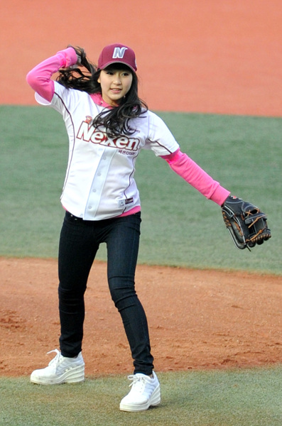 ▲ 이날 목동 홈경기에서 독특한 '하이킥' 와인드업으로 시구를 하는 김민주 양.  ⓒ 김상엽 기자 