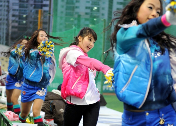 ▲ 넥센의 중학생 치어리더 김민주(14&middot;분홍색 상의) 양.&nbsp; ⓒ&nbsp;김상엽 기자&nbsp;