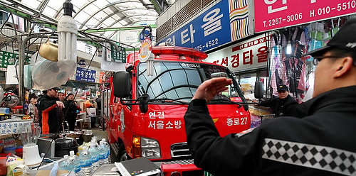 ▲ 서울 종로구 예지동 광장시장에서 열린 시장 내 소방차 진입로 확보 훈련에서 소방차가 아슬아슬하게 시장 골목을 빠져나가고 있다. 지난 3월달 실시됐던 훈련은 시장 상인 및 관계자들이 소방통로 확보의 중요성을 인식하고 화재 발생시 신속한 대응을 할 수 있도록 마련됐다 ⓒ연합뉴스