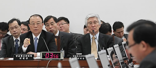 ▲ 최시중 방송통신위원장이 15일 오전 국회 문방위 전체회의에서 의원들의 질의를 듣고 있다 ⓒ 연합뉴스