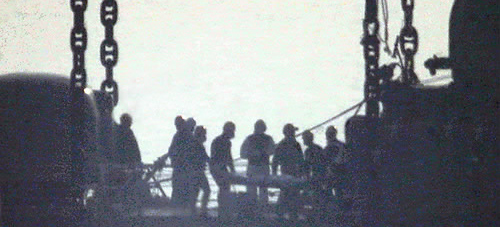 ▲ 15일 백령도 해상에서 인양된 천안함 함미에서 해군 관계자들이 실종장병의 시신을 발견한 뒤 들것을 이용해 독도함으로 옮기고 있다 ⓒ연합뉴스