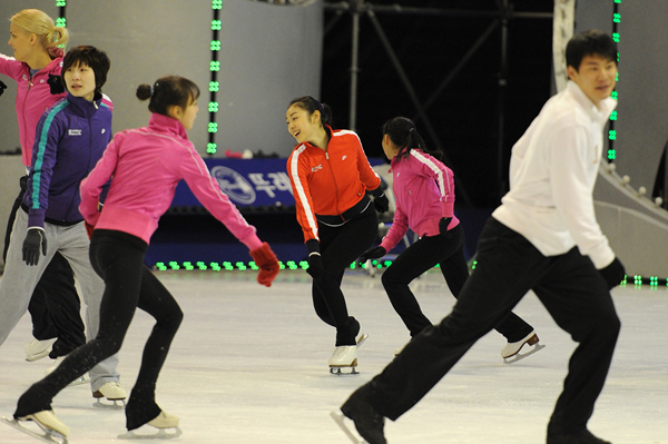 ▲ 링크장을 바다 삼아 헤엄치는 선수들 ⓒ 김상엽 기자