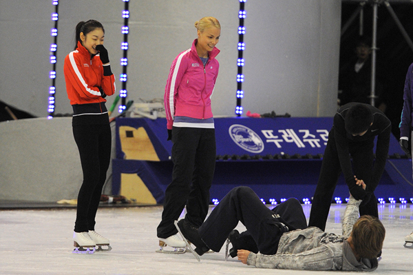 ▲ 동료의 실수에 장난으로 웃어보이는 (왼쪽부터)김연아, 키이라 코르피 ⓒ&nbsp;김상엽 기자&nbsp;