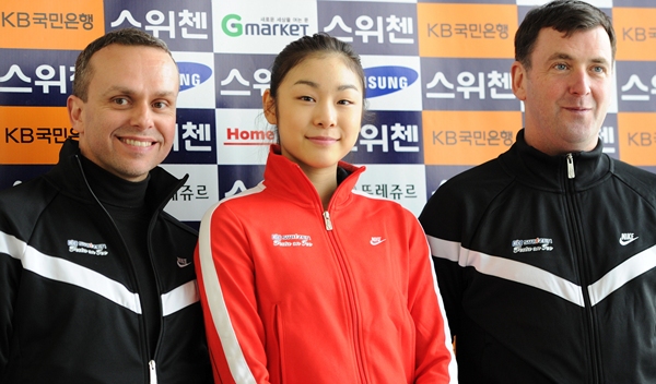 ▲ 기자회견장에 들어선 (왼쪽부터) 데이비드 윌슨 안무가, 김연아 선수, 브라이언 오서 코치 ⓒ&nbsp;김상엽 기자&nbsp;