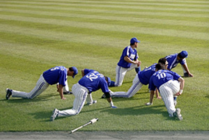 ▲ 야구선수들이 경기 전 스트레칭을 하고 있다. ⓒ 자료사진