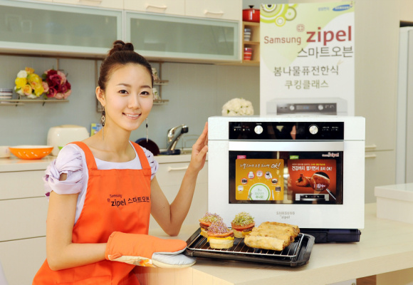 ▲ 삼성전자 모델이 청담동 마리에 매장에서 '봄나물 퓨전한식 쿠킹클래스' 행사 소개를 하고 있다. ⓒ 뉴데일리