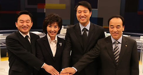 ▲ 16일 오후 서울 목동 SBS방송센터 스튜디오에서 열린 '한나라당 서울시장 후보, 누가 적합한가' 토론회 녹화에 앞서 원희룡, 나경원, 오세훈, 김충환 (왼쪽부터) 후보가 함께 포즈를 취하고 있다 ⓒ 연합뉴스