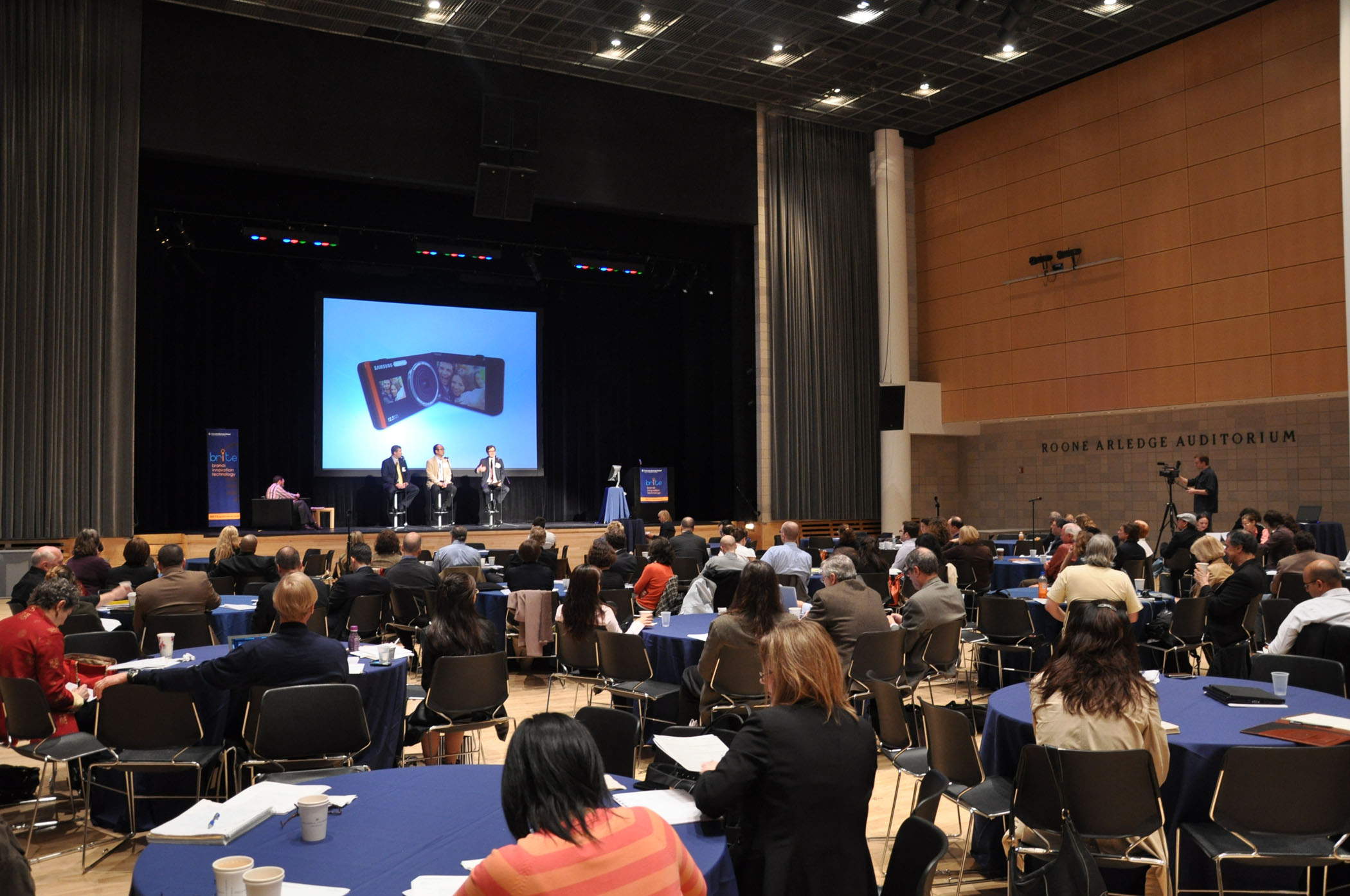 ▲ 지난달 31일, 콜롬비아대 슈미트 교수가 MBA과정 수강생들을 대상으로 삼성전자의 Dual LCD카메라 ST550 혁신 사례에 대한 컨퍼런스를 개최하고 있다. ⓒ 뉴데일리