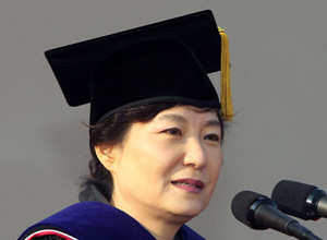 ▲ 박근혜 한나라당 전 대표가 17일 모교인 서강대에서 열린 개교 50주년 기념식에 참석, 명예박사학위 수여 수락연설을 하고 있다. ⓒ&nbsp;연합뉴스