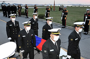 ▲ 지난 15일 천안함 함미 내부에서 발견된 승조원들의 시신이 임시 안치소가 마련된 경기도 평택 해군 2함대 사령부로 운구되고 있다. ⓒ연합뉴스