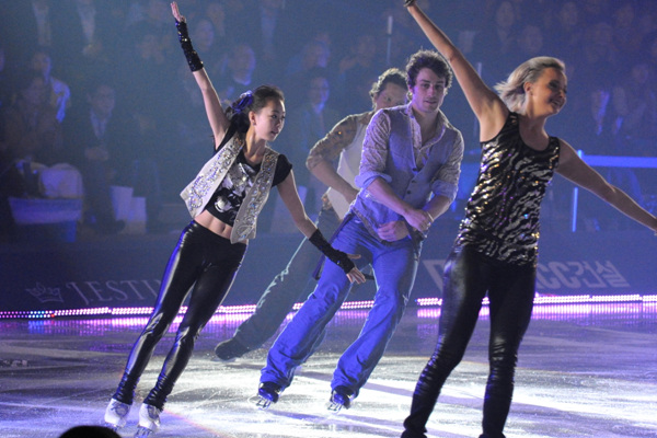 ▲ '아브라카다브라'를 선보이며 먼저 무대에 등장한 선수들 ⓒ 김상엽 기자