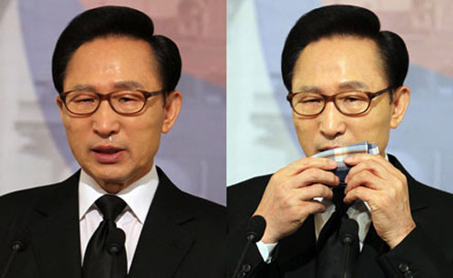 ▲ 장병 이름을 한명씩 부르며 눈물 콧물을 흘리다 손수건을 꺼낸 이 대통령 ⓒ 연합뉴스