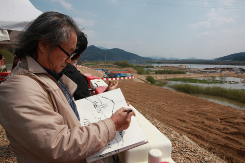▲ 낙동강 달성보 현장을 그리는 화가들. ⓒ뉴데일리<=국토해양부 제공>