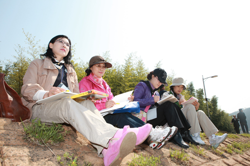 ▲ 울산 태화강 주변의 경관을 그리고 있는 화가들. ⓒ뉴데일리<=국토해양부 제공>