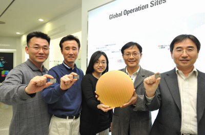 ▲ 삼성전자가 세계 최초로 20나노급 낸드플래시를 개발한 연구원들이 &nbsp;제품을 선보이고 있다. 왼쪽부터 최기환 수석, 손문 수석, 김민정 선임연구원, 김건수 상무, 장덕현 상무ⓒ 뉴데일리&nbsp;