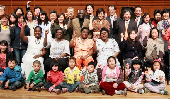 ▲ 17일 KT는 목동 KT체임버홀 정기공연에 다문화가족 및 주한외교관 가족을 초청하는 행사를 가졌다. 김한석 KT글로벌사업본부장(뒷줄 오른쪽에서 여섯번째), 마가렛 클락케이시 주한 가나 대사(가운데줄 오른쪽에서 세번째) 등이 다문화가족, 연주자들과 함께 공연이 끝난 후 기념촬영을 하고 있다. ⓒ 뉴데일리