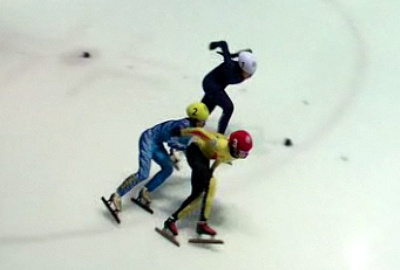 ▲ 곽윤기 선수의 오른손이 휘청이는 이정수 선수의 엉덩이에 닿은 동영상 캡처.  ⓒ 뉴데일리