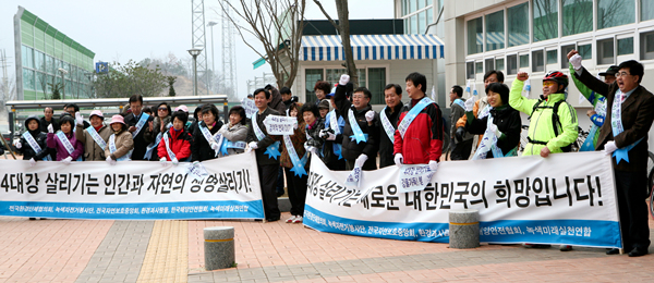 ▲ 경기도 양평군 양수리역 광장에 모인 지역민들. &nbsp;ⓒ&nbsp;뉴데일리&nbsp;