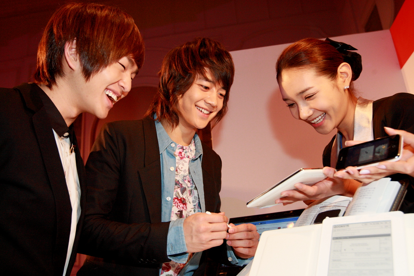 ▲ KT, QOOK 북카페 런칭 행사에 참여한 샤이니 멤버 온유와 민호 ⓒ 뉴데일리