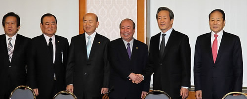 ▲ 한나라당 정몽준 대표가 20일 오전 국회 귀빈식당에서 열린 4대강 살리기 중간점검회의에서 정종환 국토해양부장관 등 참석자들과 인사를 나누고 있다. 왼쪽부터 심명필 4대강살리기 추진본부장, 송광호 최고위원, 이만의 환경부장관, 정종환 국토해양부장관, 정몽준 대표, 이상득 전 국회부의장 ⓒ연합뉴스