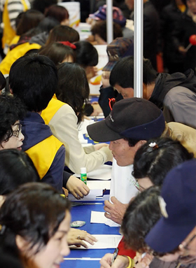 ▲ 취업박람회에 몰려든 50대 이상&nbsp;구직자드&nbsp;ⓒ&nbsp;연합뉴스