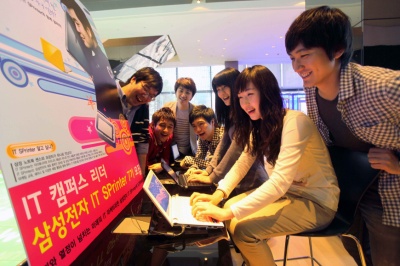 ▲ 대학생들이 삼성전자의 프로슈머 그룹, 'IT 스프린터'에 지원하기 위해 다양한 IT 기기들을 체험하고 있다. ⓒ 뉴데일리