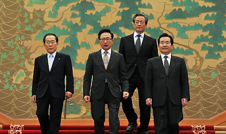 ▲ 이명박 대통령이 20일 낮 한나라당 정몽준 대표, 민주당 정세균 대표, 자유선진당 이회창 대표 등 여야 3당 대표를 청와대로 초청해 천안함 침몰 사고와 관련한 오찬 간담회를 마친 뒤 밖으로 나오고 있다 ⓒ&nbsp;연합뉴스