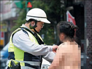 ▲ 경찰에 검거된 알몸 질주 여성 ⓒ&nbsp;온바오닷컴&nbsp;