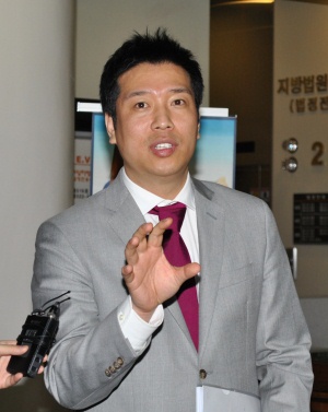 ▲ 공판을 마친 강병규가 취재진과 이야기를 나누는 모습. ⓒ 뉴데일리