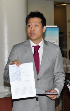 ▲ 방송인 강병규가 21일 열린 첫 공판 직후 자신이 제출한 고소장 접수 내역을 공개하고 있다. ⓒ 뉴데일리